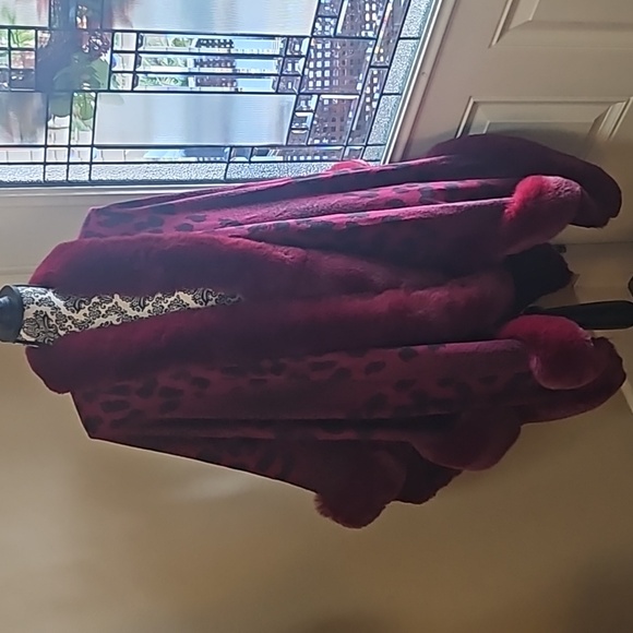 KATHY IRELAND Fashion 360 Safari Skies Faux Fur Trim Cape - NEW - Picture 3 of 4